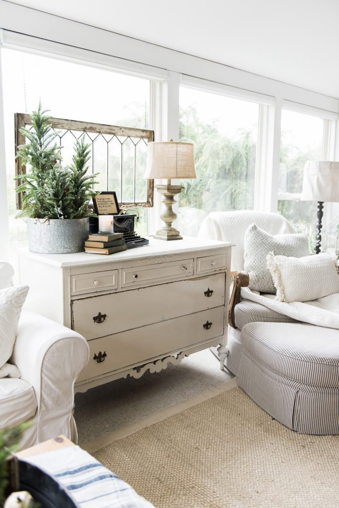 Farmhouse style sunroom - Great cottage decor & farmhouse decor inspiration!