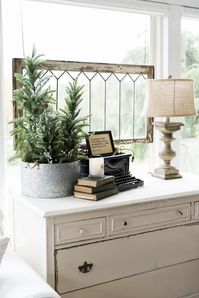 Farmhouse style sunroom - Great cottage decor & farmhouse decor inspiration!