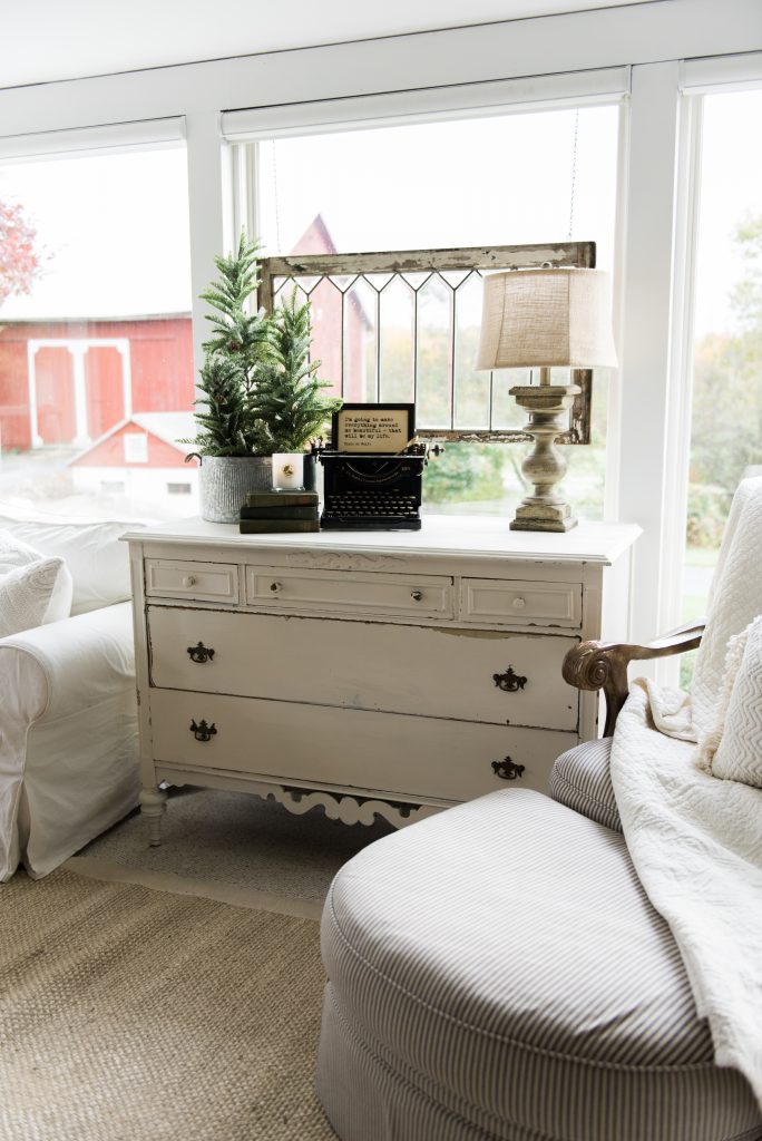 Farmhouse style sunroom - Great cottage decor & farmhouse decor inspiration!