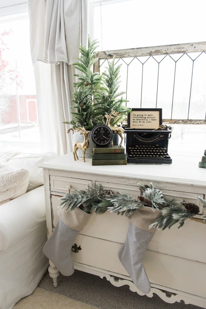 Simple Farmhouse Christmas decor in the sunroom - great cottage style & farmhouse style Christmas decor inspiration!