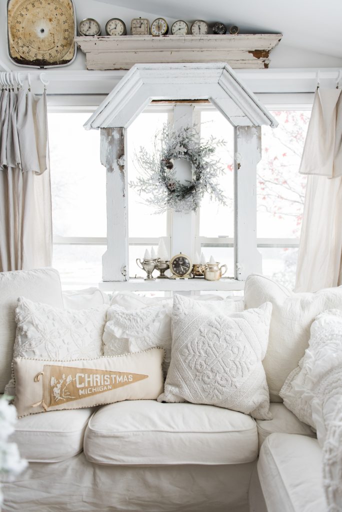 Simple Farmhouse Christmas decor in the sunroom - great cottage style & farmhouse style Christmas decor inspiration!