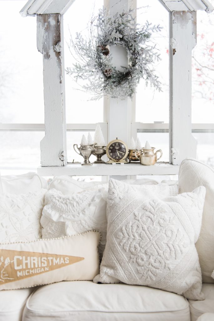 Simple Farmhouse Christmas decor in the sunroom - great cottage style & farmhouse style Christmas decor inspiration!