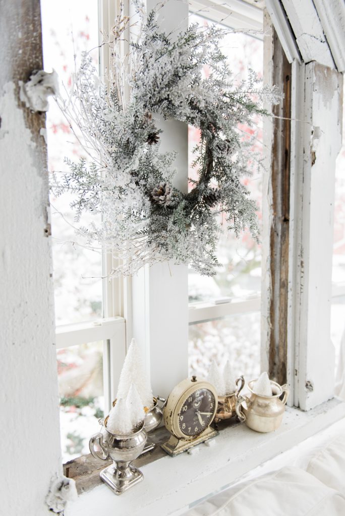 Simple Farmhouse Christmas decor in the sunroom - great cottage style & farmhouse style Christmas decor inspiration!
