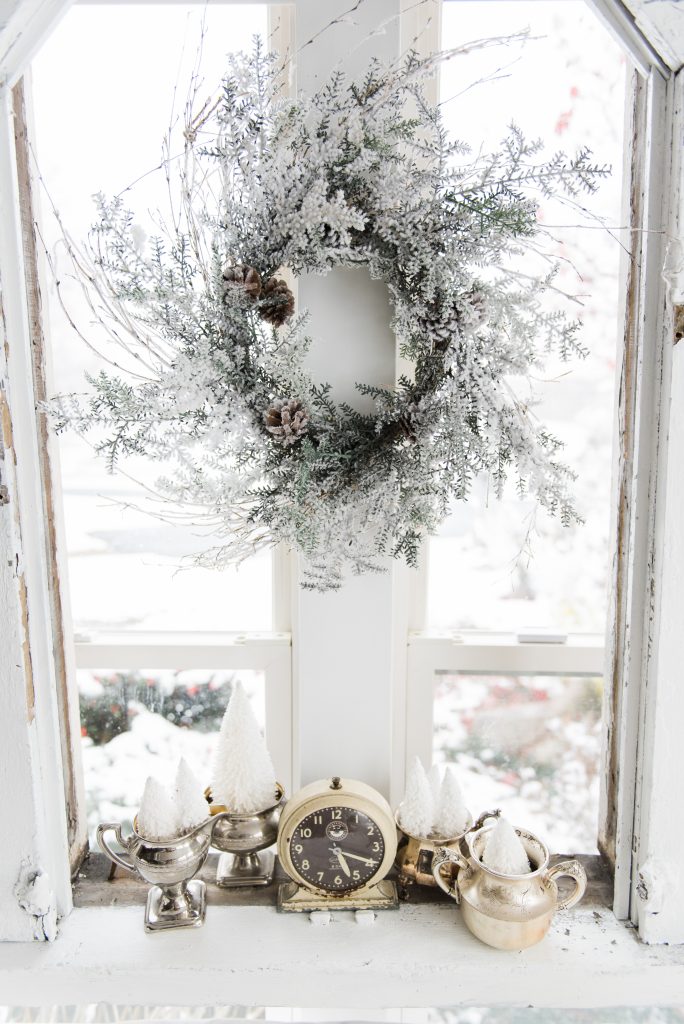Simple Farmhouse Christmas decor in the sunroom - great cottage style & farmhouse style Christmas decor inspiration!