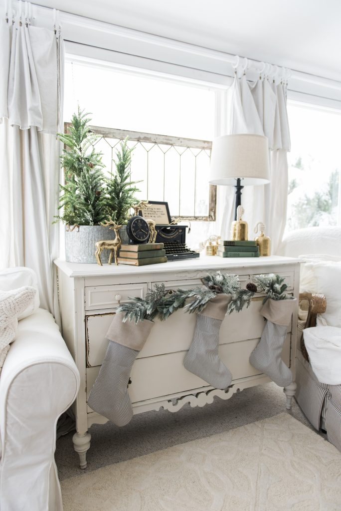 Simple Farmhouse Christmas decor in the sunroom - great cottage style & farmhouse style Christmas decor inspiration!