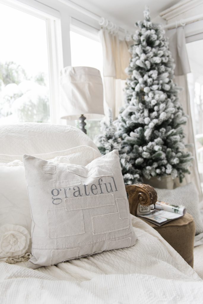 Simple Farmhouse Christmas decor in the sunroom - great cottage style & farmhouse style Christmas decor inspiration!