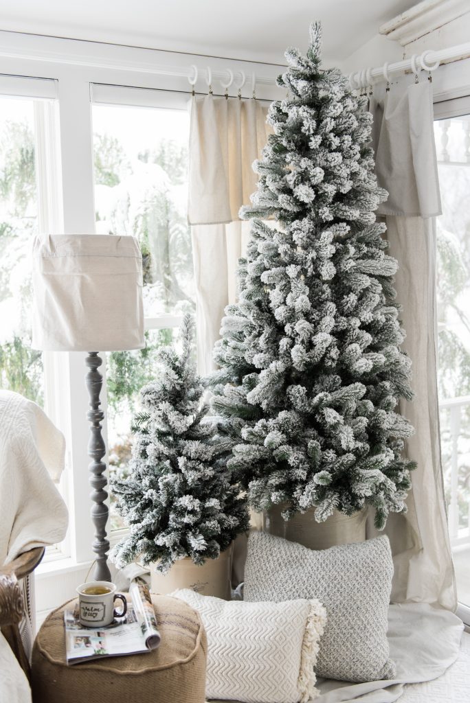 Simple Farmhouse Christmas decor in the sunroom - great cottage style & farmhouse style Christmas decor inspiration!