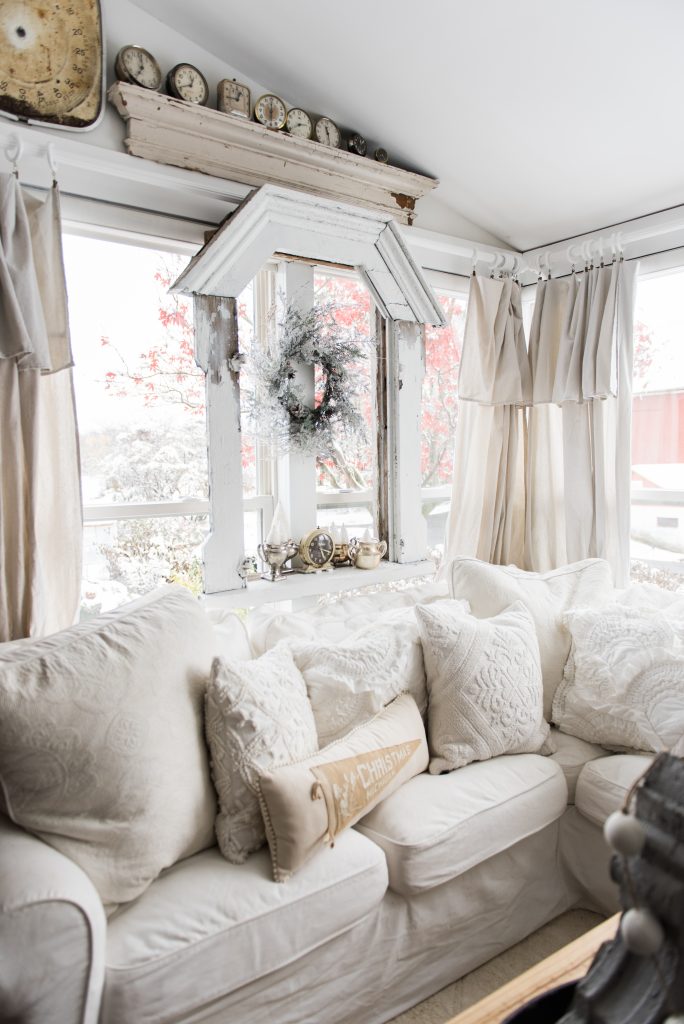 Simple Farmhouse Christmas decor in the sunroom - great cottage style & farmhouse style Christmas decor inspiration!