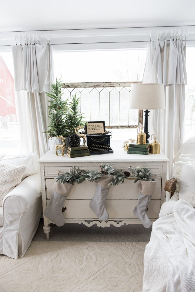 Simple Farmhouse Christmas decor in the sunroom - great cottage style & farmhouse style Christmas decor inspiration!