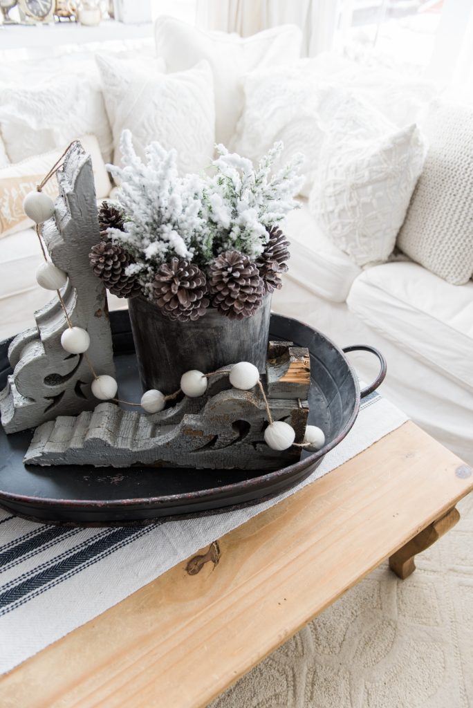 Simple Farmhouse Christmas decor in the sunroom - great cottage style & farmhouse style Christmas decor inspiration!