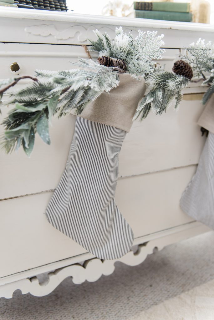 Simple Farmhouse Christmas decor in the sunroom - great cottage style & farmhouse style Christmas decor inspiration!