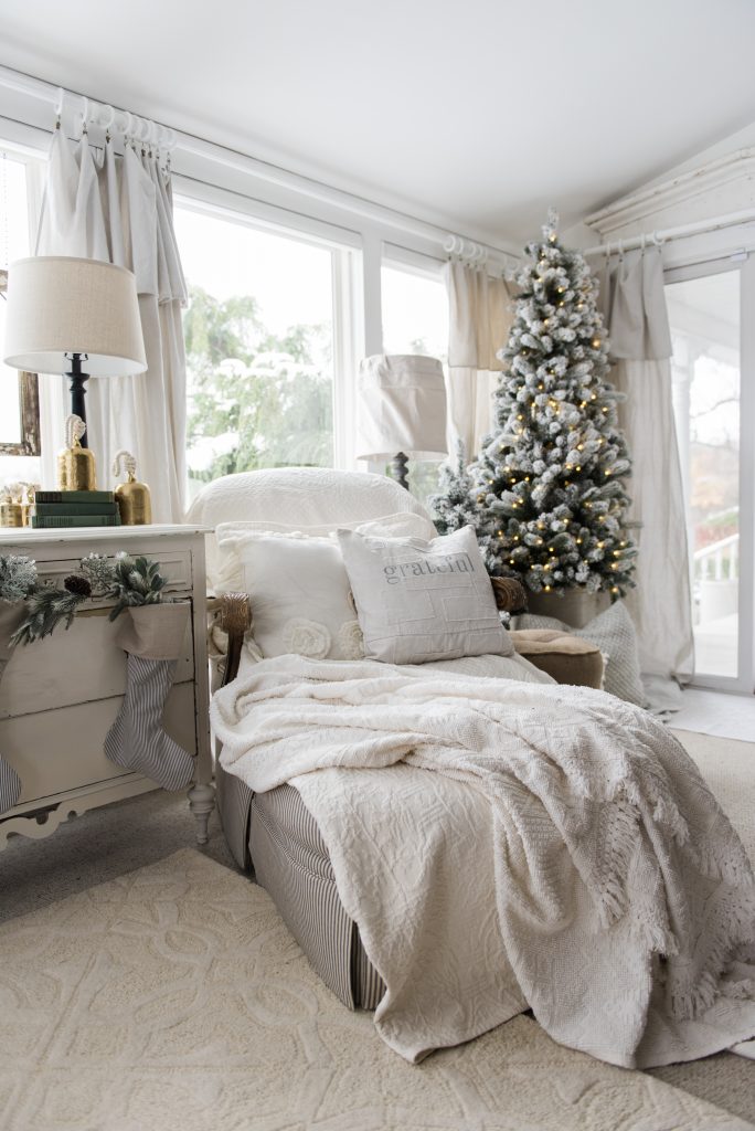 Simple Farmhouse Christmas decor in the sunroom - great cottage style & farmhouse style Christmas decor inspiration!