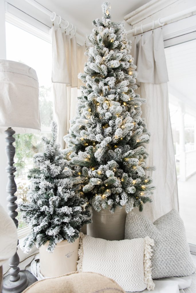 Simple Farmhouse Christmas decor in the sunroom - great cottage style & farmhouse style Christmas decor inspiration!