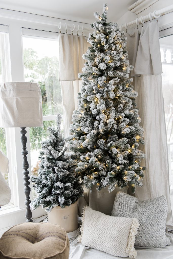 Simple Farmhouse Christmas decor in the sunroom - great cottage style & farmhouse style Christmas decor inspiration!