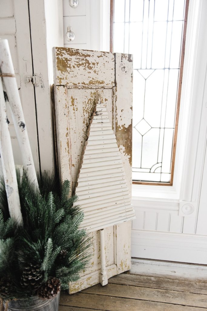 DIY chippy spindle Christmas tree - A super easy DIY farmhouse Christmas decor project. A must pin for farmhouse & cottage style Christmas inspiration! 
