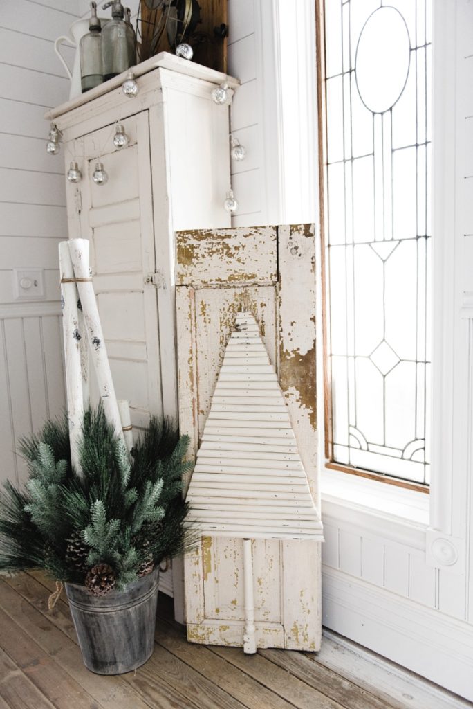 DIY chippy spindle Christmas tree - A super easy DIY farmhouse Christmas decor project. A must pin for farmhouse & cottage style Christmas inspiration! 