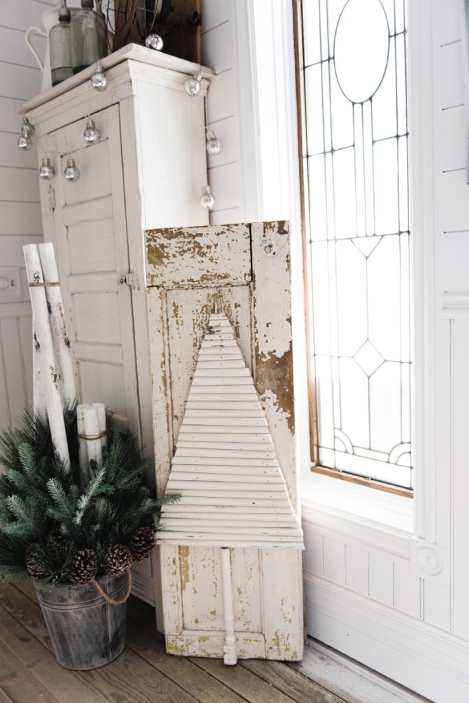 DIY chippy spindle Christmas tree - A super easy DIY farmhouse Christmas decor project. A must pin for farmhouse & cottage style Christmas inspiration! 