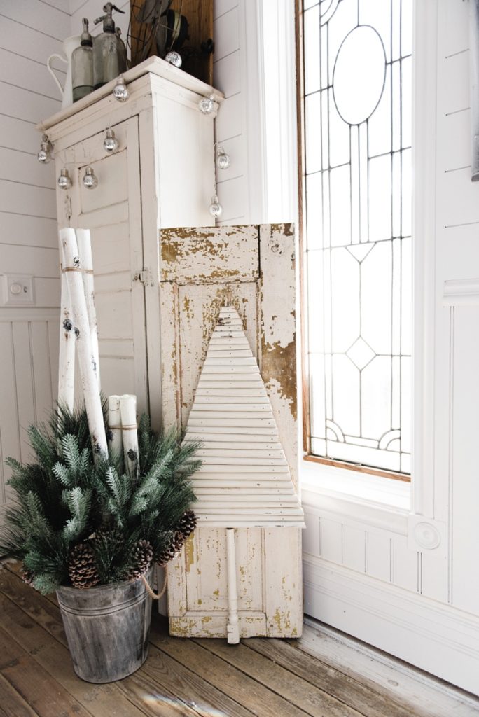 DIY chippy spindle Christmas tree - A super easy DIY farmhouse Christmas decor project. A must pin for farmhouse & cottage style Christmas inspiration! 
