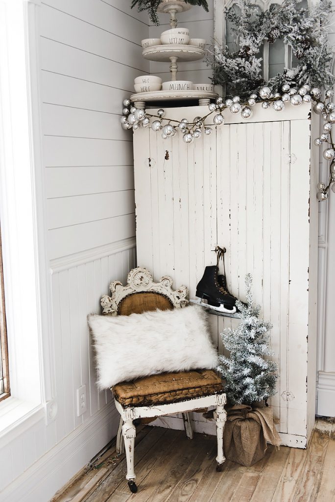 Rustic Glam Christmas Farmhouse Dining Room - A must pin for farmhouse christmas decor