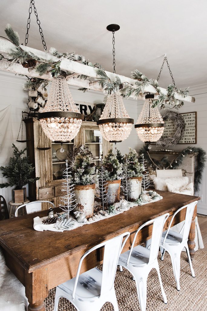 Cozy Rustic Farmhouse Cottage Christmas decor - A great pin for inspiration for neutral rustic holiday decor. 