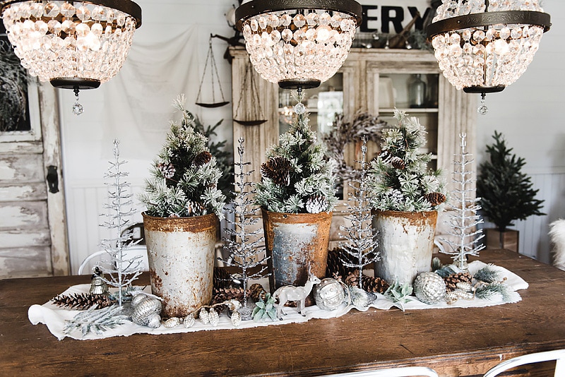 Cozy Rustic Farmhouse Cottage Christmas decor - A great pin for inspiration for neutral rustic holiday decor. 