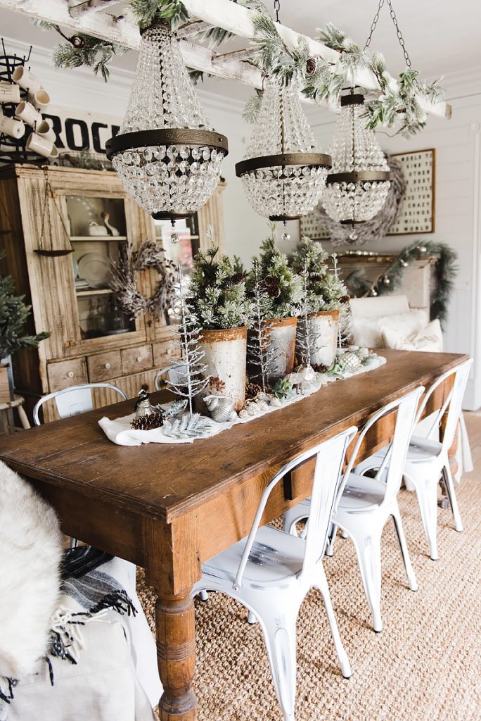 Rustic Glam Christmas Farmhouse Dining Room - A must pin for farmhouse christmas decor 