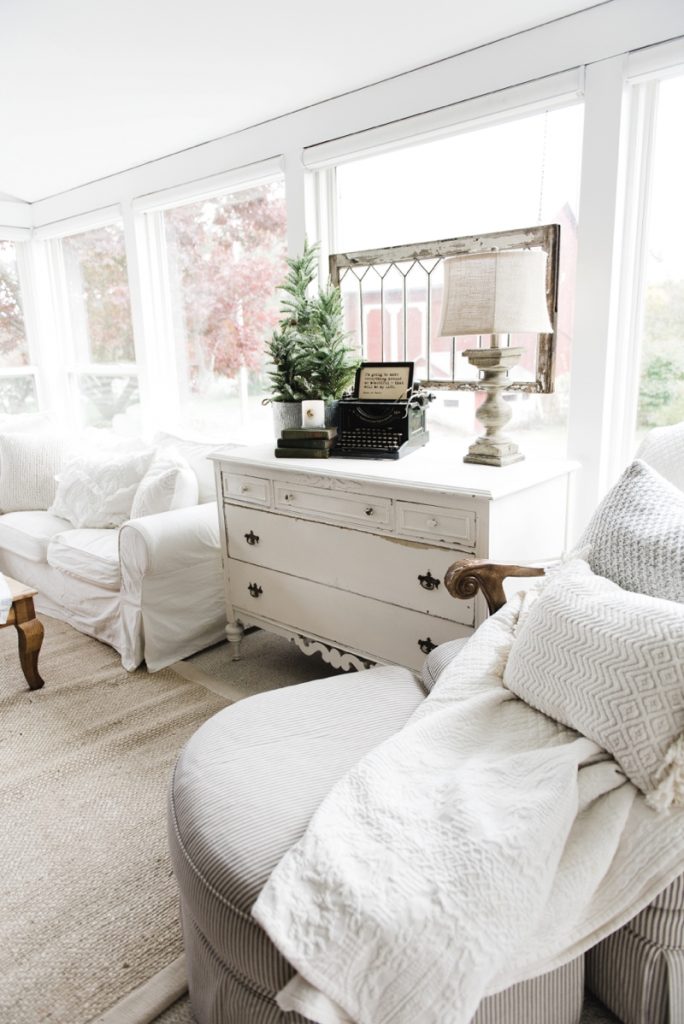 Farmhouse style sunroom - Great cottage decor & farmhouse decor inspiration!
