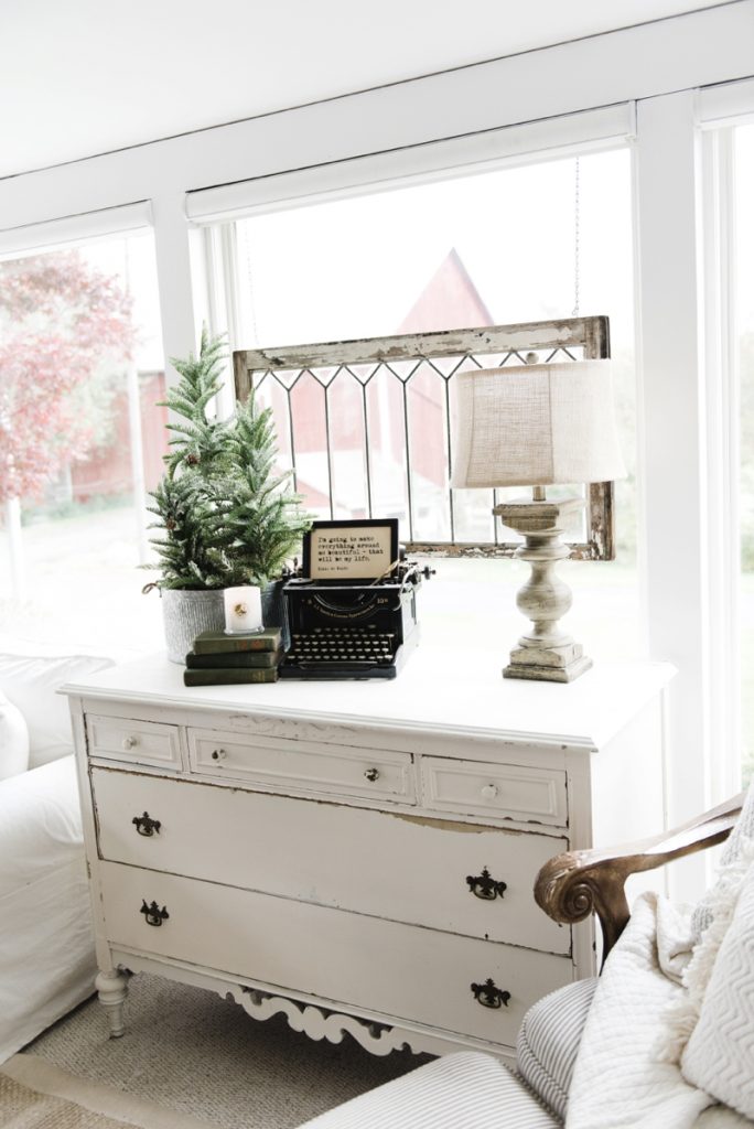 Farmhouse style sunroom - Great cottage decor & farmhouse decor inspiration!