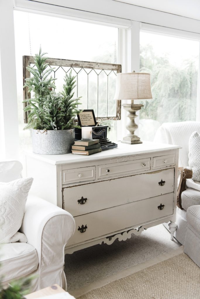 Farmhouse style sunroom - Great cottage decor & farmhouse decor inspiration!