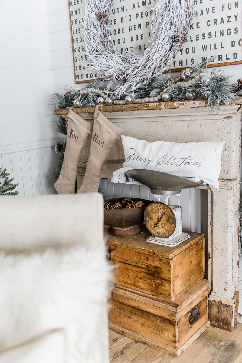 Rustic Farmhouse christmas decor - A great pin for farmhouse & cottage style home decor inspiration. 