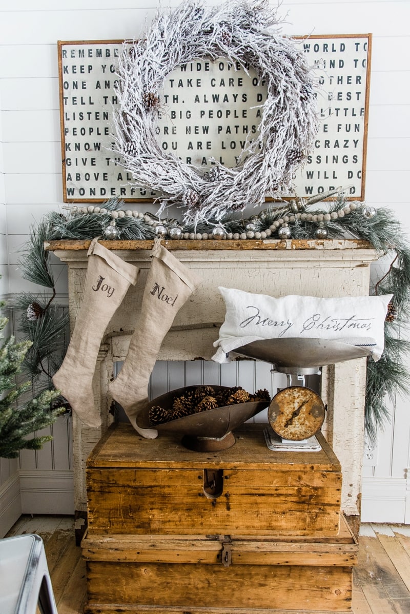Rustic Farmhouse christmas decor - A great pin for farmhouse & cottage style home decor inspiration. 