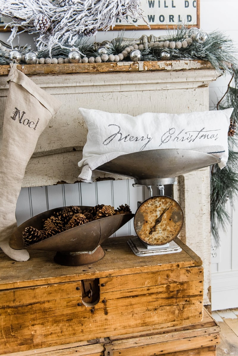 Rustic Farmhouse christmas decor - A great pin for farmhouse & cottage style home decor inspiration. 