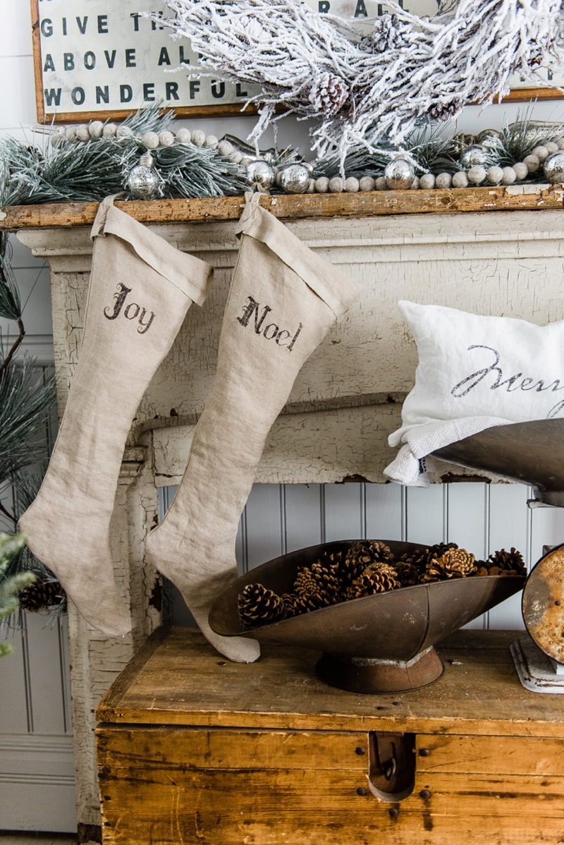 Rustic Farmhouse christmas decor - A great pin for farmhouse & cottage style home decor inspiration. 