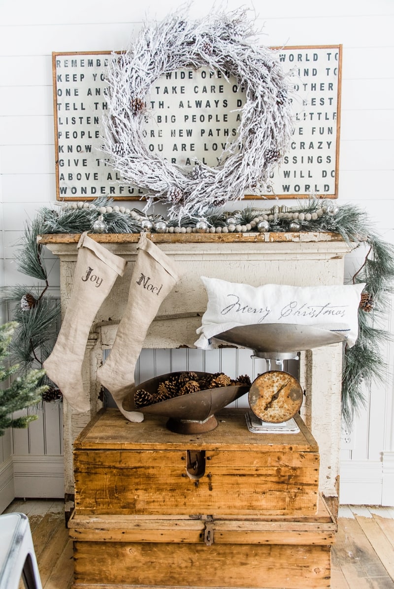 Rustic Farmhouse christmas decor - A great pin for farmhouse & cottage style home decor inspiration. 