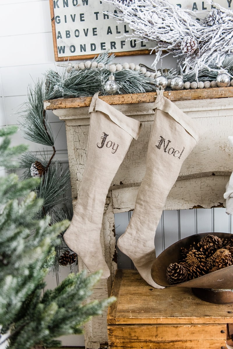 Rustic Farmhouse christmas decor - A great pin for farmhouse & cottage style home decor inspiration. 