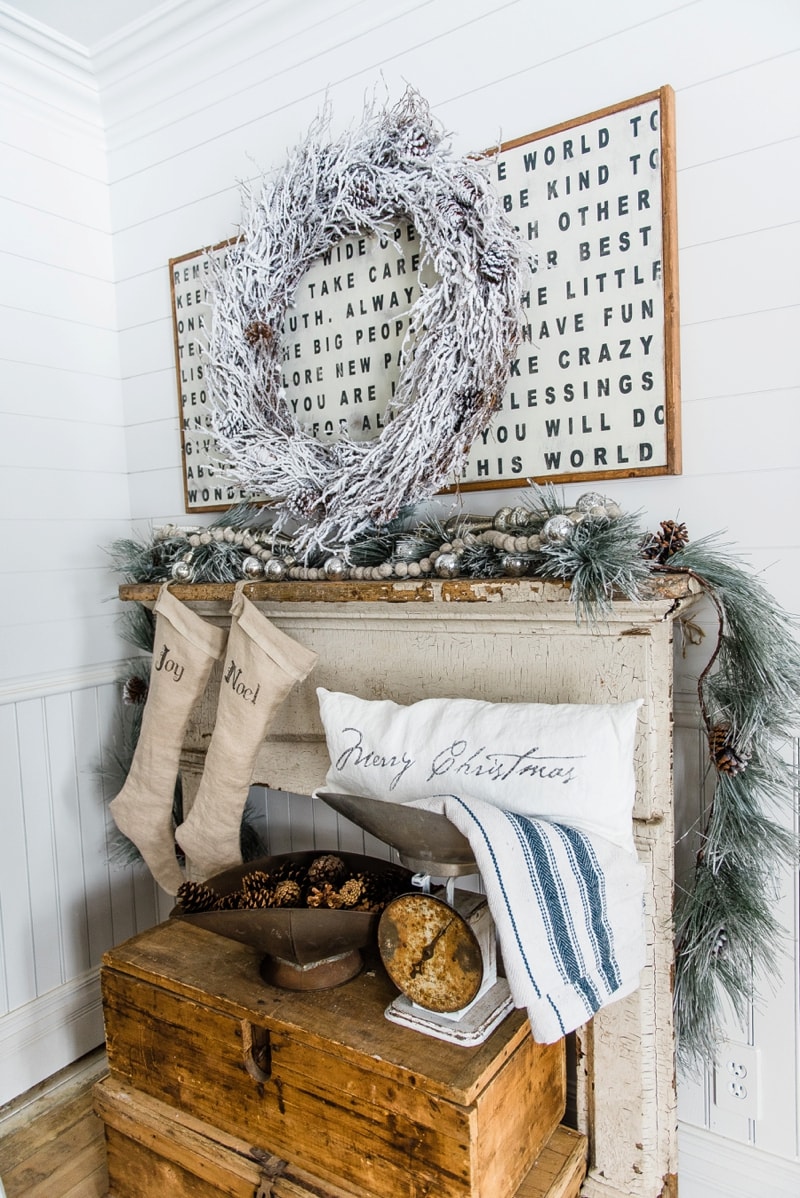 Rustic Farmhouse christmas decor - A great pin for farmhouse & cottage style home decor inspiration. 