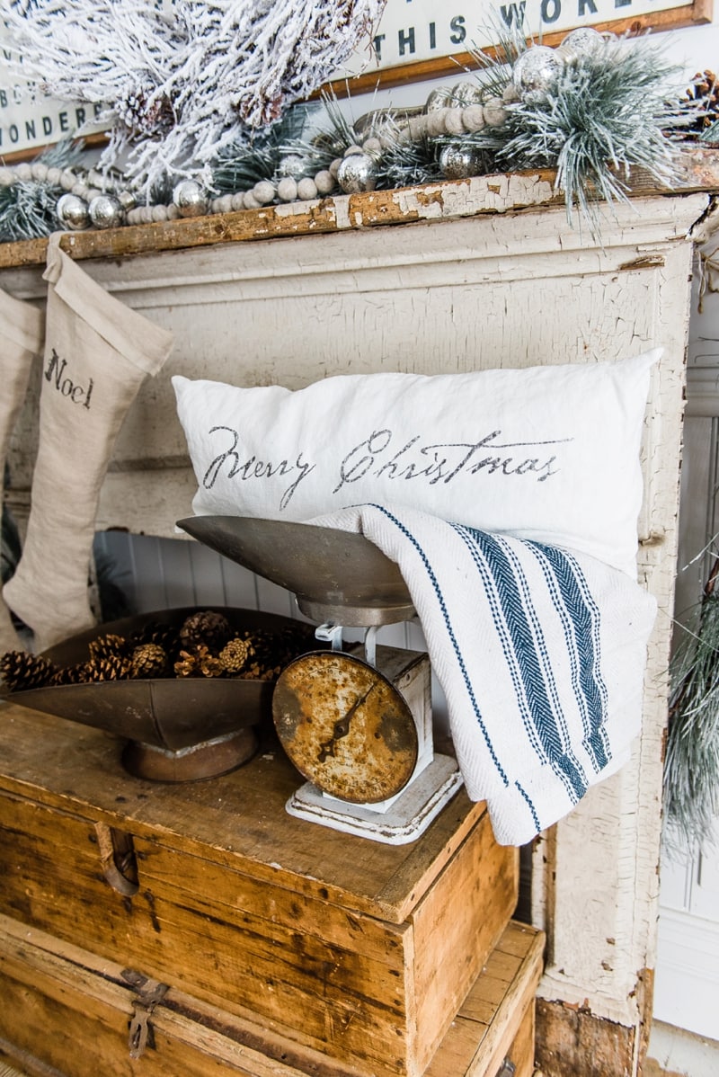 Rustic Farmhouse christmas decor - A great pin for farmhouse & cottage style home decor inspiration. 