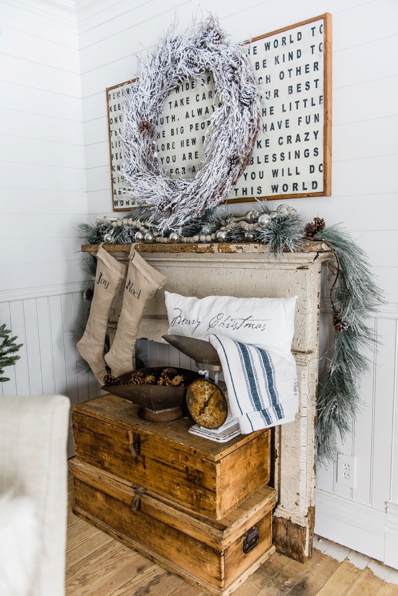 Rustic Farmhouse christmas decor - A great pin for farmhouse & cottage style home decor inspiration. 
