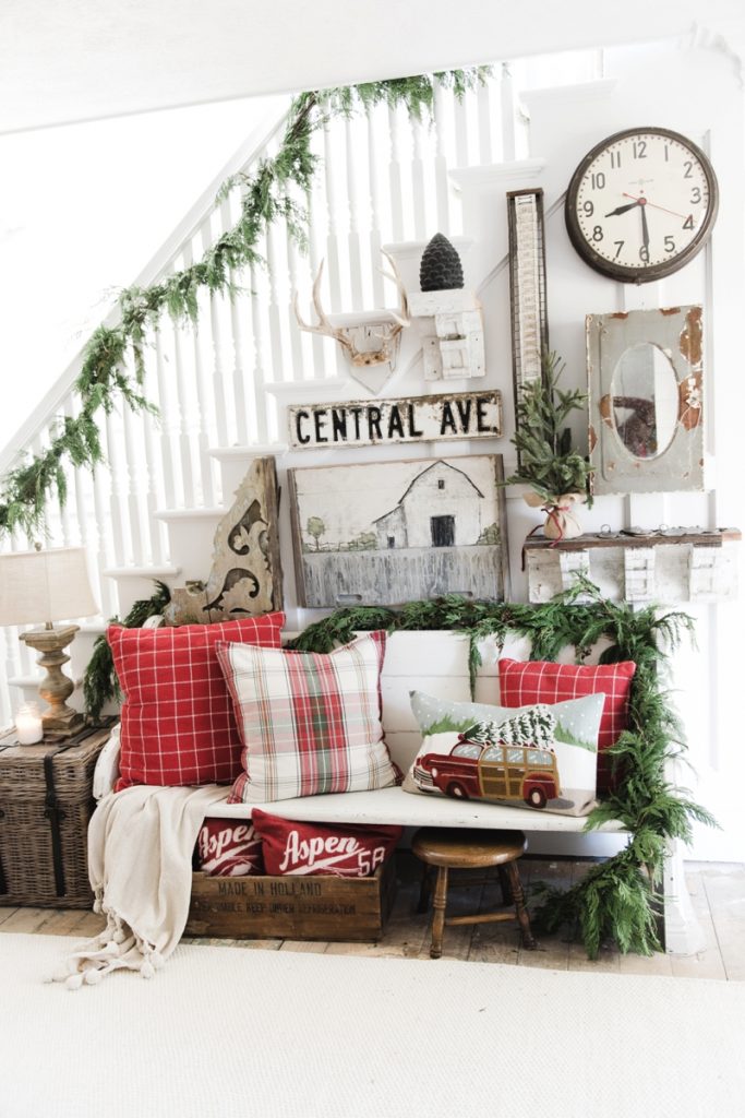 DIY Rustic farmhouse christmas entryway - A must pin for farmhouse and cottage style Christmas decor. 