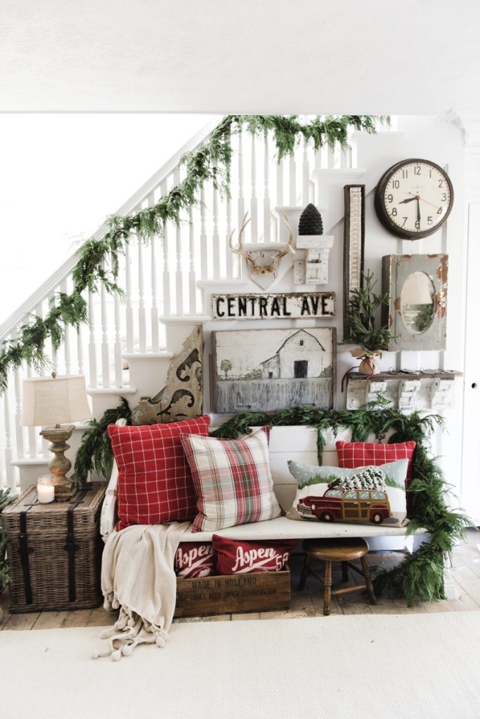 DIY Rustic farmhouse christmas entryway - A must pin for farmhouse and cottage style Christmas decor. 