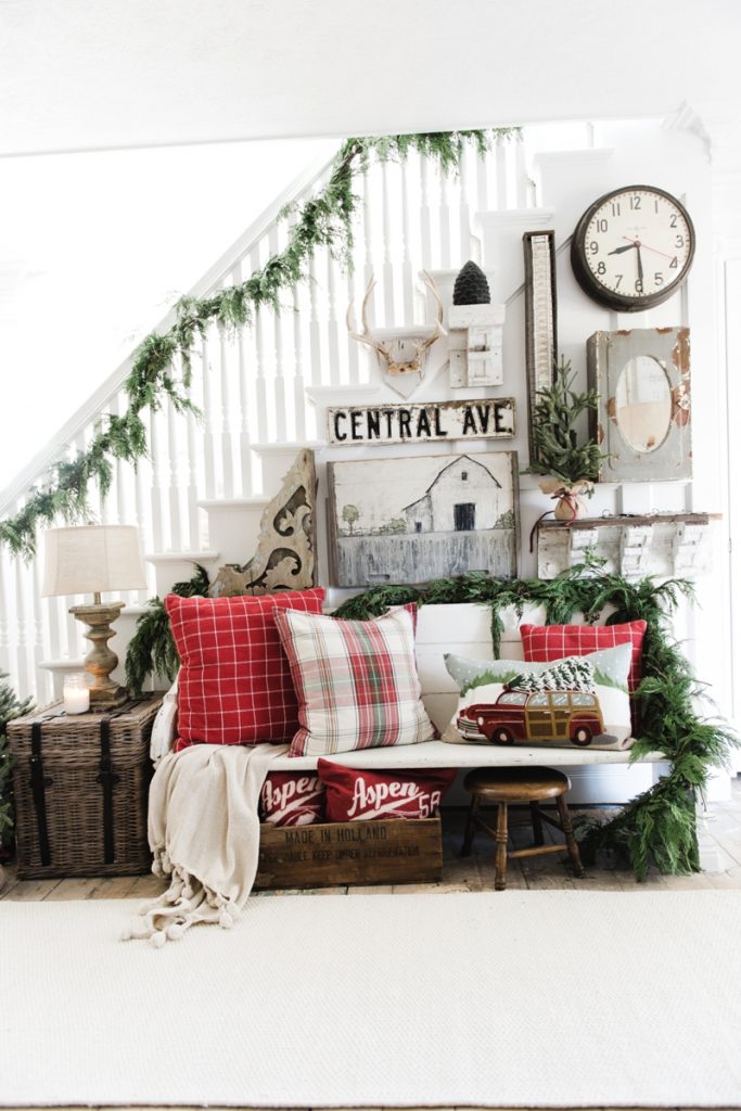 DIY Rustic farmhouse christmas entryway - A must pin for farmhouse and cottage style Christmas decor. 