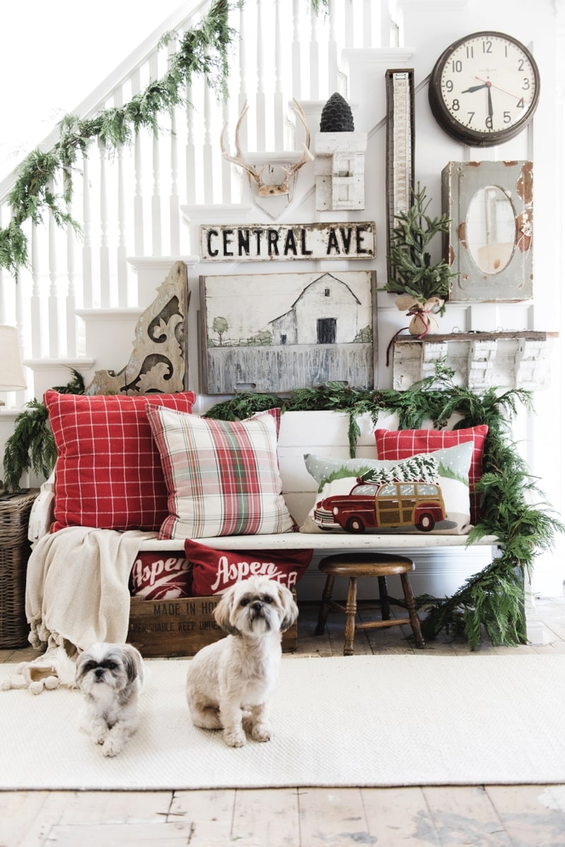DIY Rustic farmhouse christmas entryway - A must pin for farmhouse and cottage style Christmas decor. 