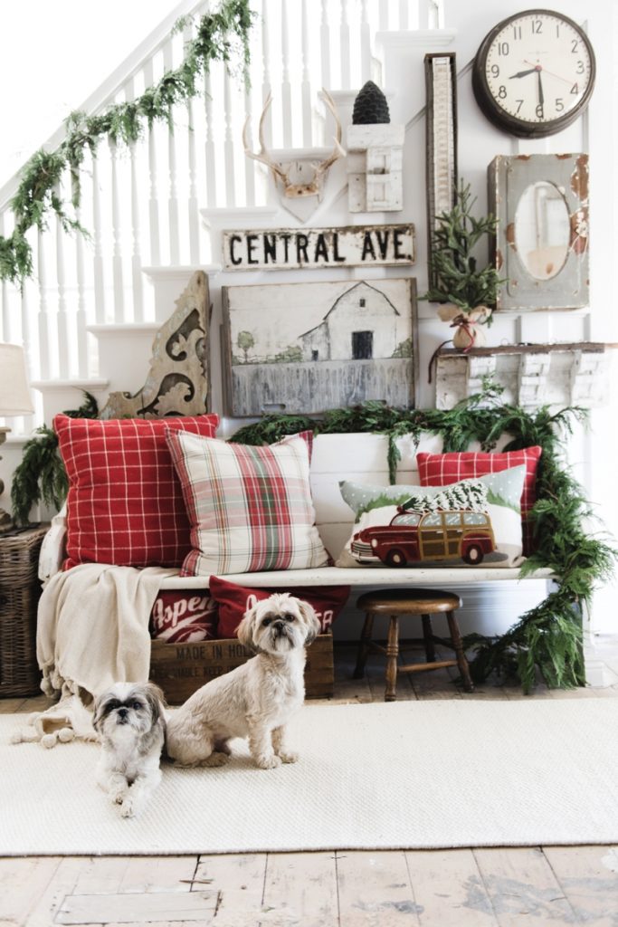 DIY Rustic farmhouse christmas entryway - A must pin for farmhouse and cottage style Christmas decor. 