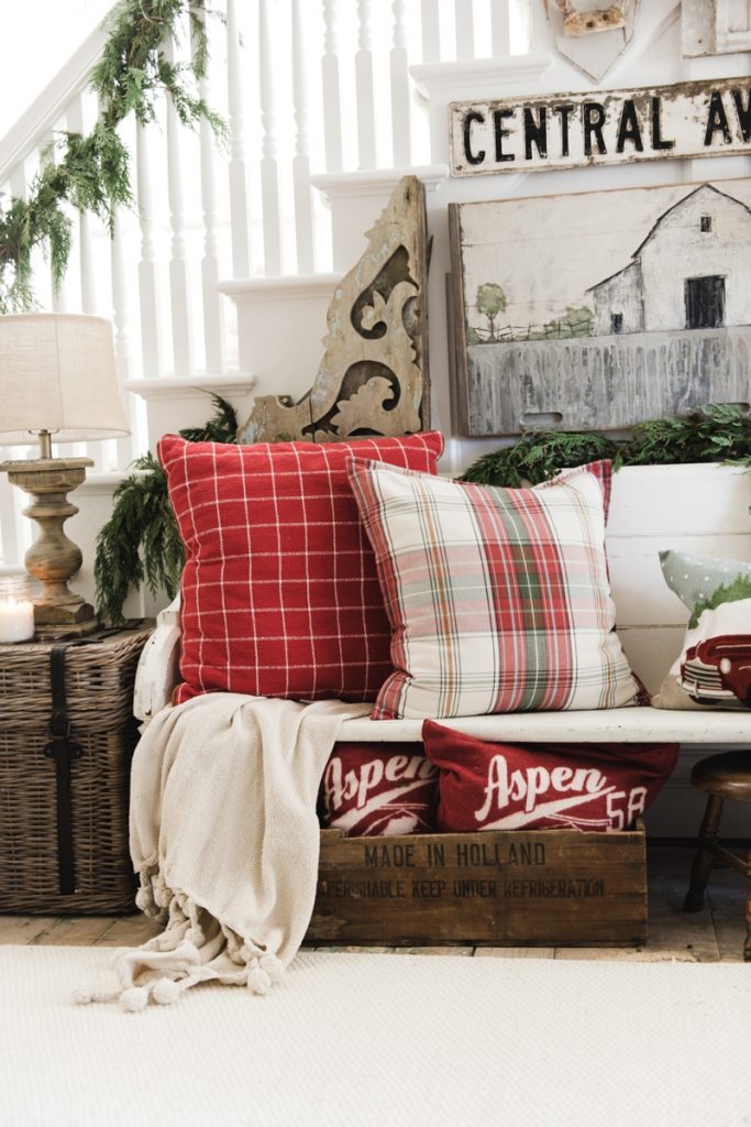 DIY Rustic farmhouse christmas entryway - A must pin for farmhouse and cottage style Christmas decor. 