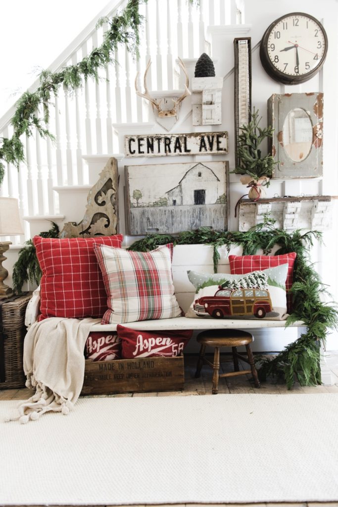 DIY Rustic farmhouse christmas entryway - A must pin for farmhouse and cottage style Christmas decor. 