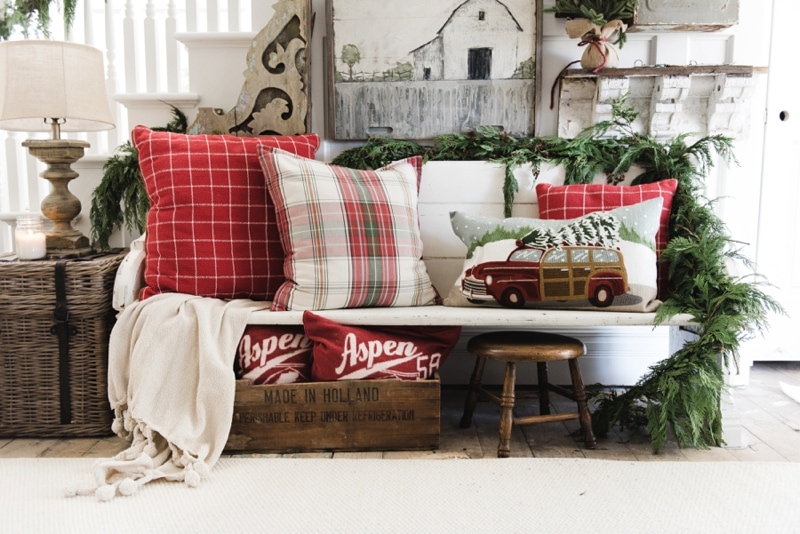 DIY Rustic farmhouse christmas entryway - A must pin for farmhouse and cottage style Christmas decor. 