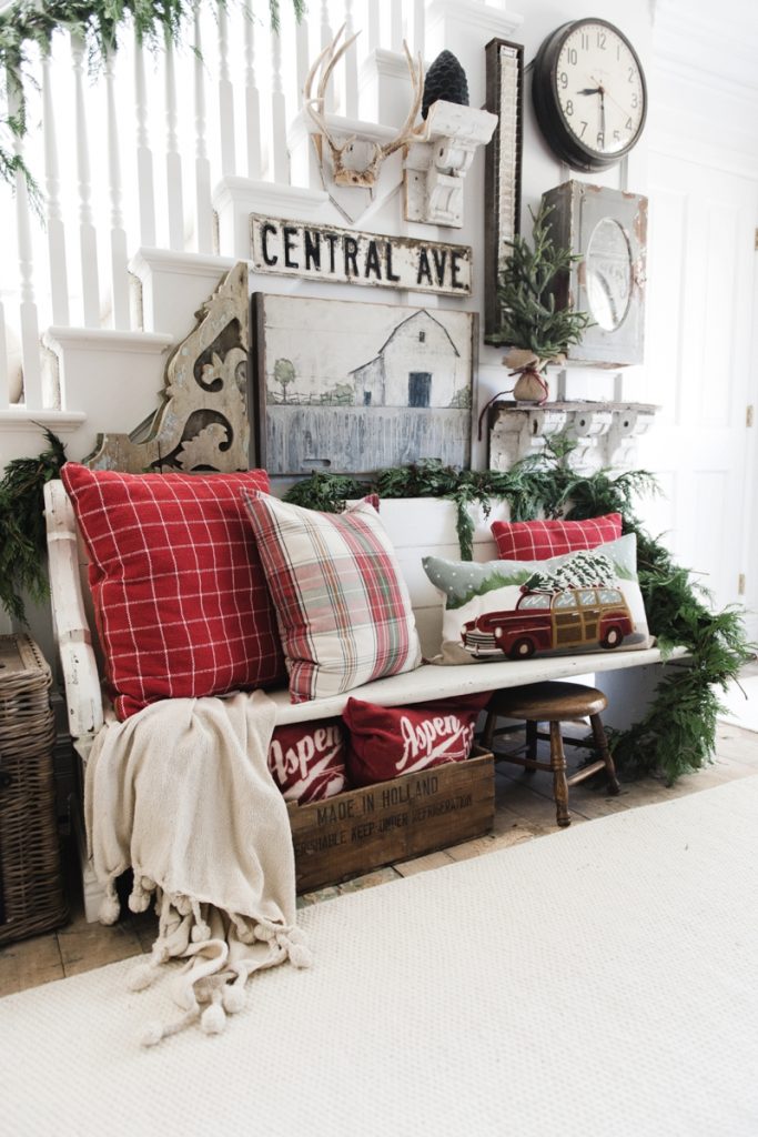 DIY Rustic farmhouse christmas entryway - A must pin for farmhouse and cottage style Christmas decor. 