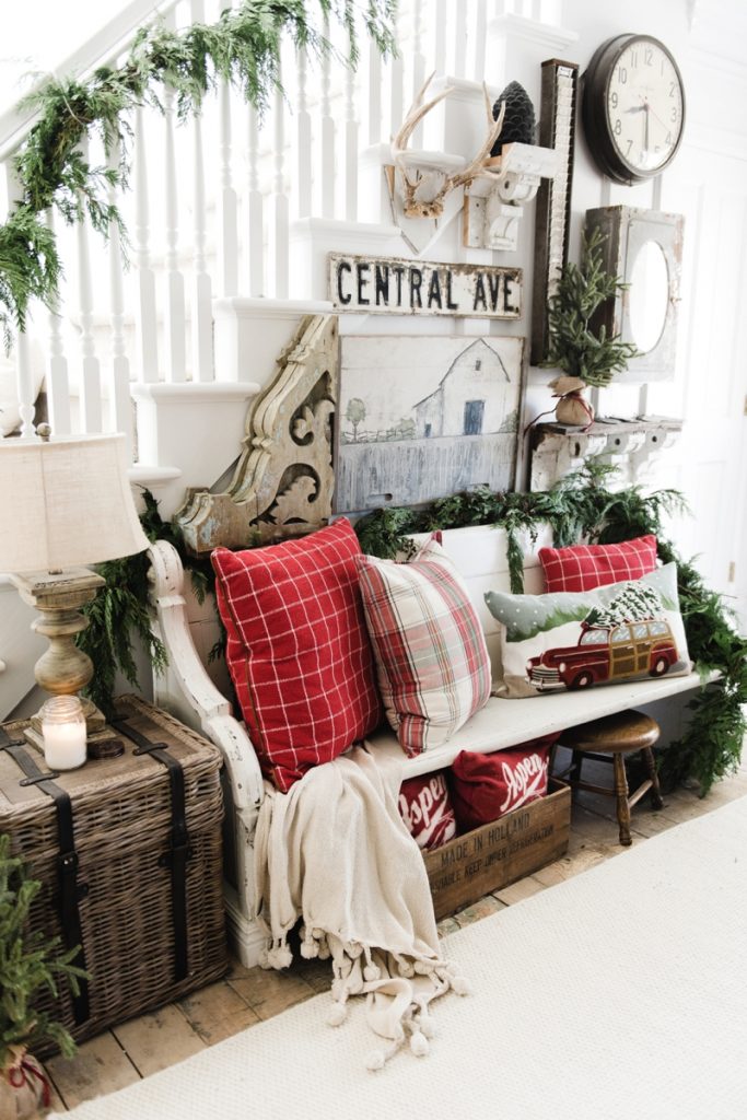 DIY Rustic farmhouse christmas entryway - A must pin for farmhouse and cottage style Christmas decor. 