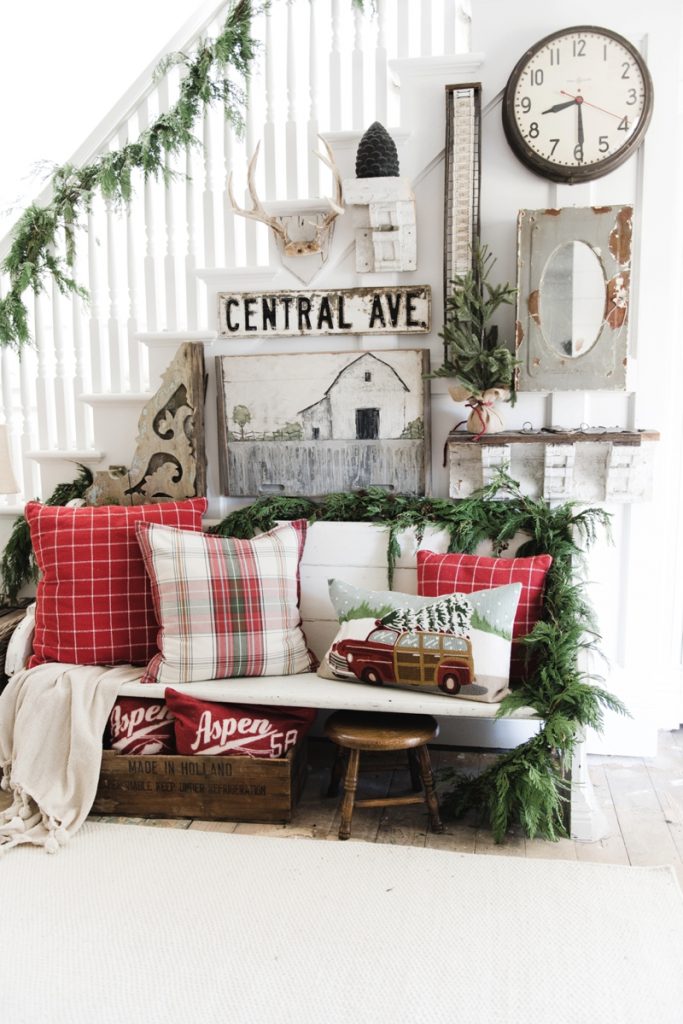 DIY Rustic farmhouse christmas entryway - A must pin for farmhouse and cottage style Christmas decor. 