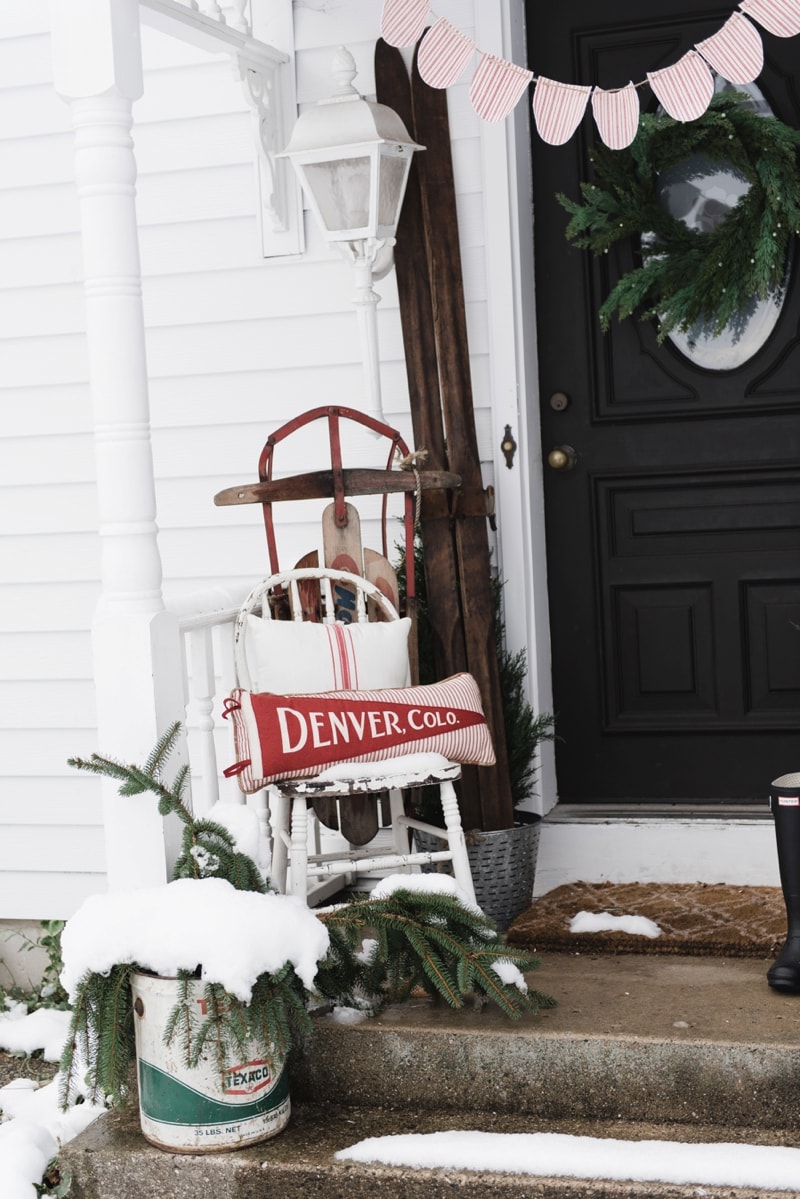 Rustic Farmhouse Christmas porch - Great christmas farmhouse & cottage decor inspiration! 